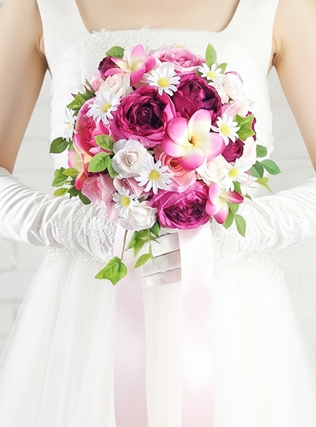 プルメリア＆薔薇＆マーガレットのフェミニンなラウンドブーケ