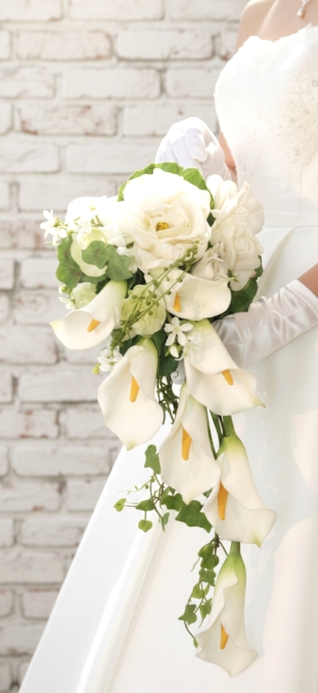 白いカラー＆大輪の薔薇のナチュラルラインブーケ