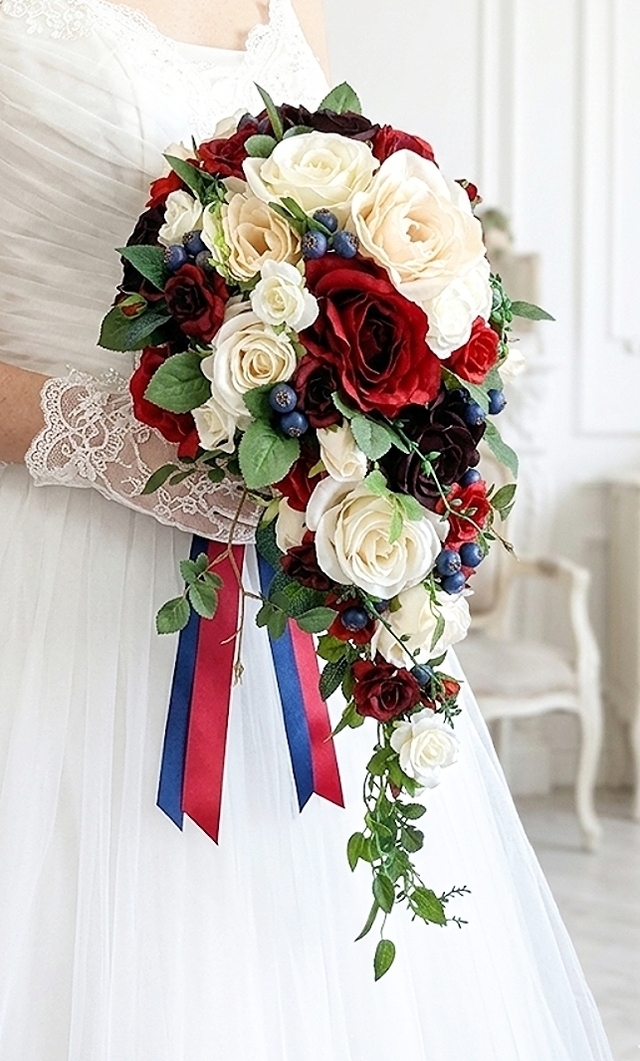 大輪のクリームホワイト＆深紅・ボルドーの薔薇＆ブルーベリーのエレガントなロングキャスケードブーケ