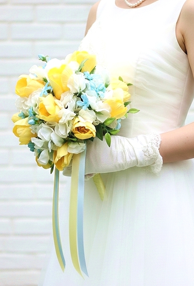 イエローチューリップ＆スィートピー＆ブルースターのナチュラルなラウンドブーケ