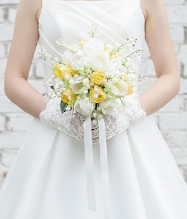 大輪の薔薇＆グリーンの実のキャスケードブーケ