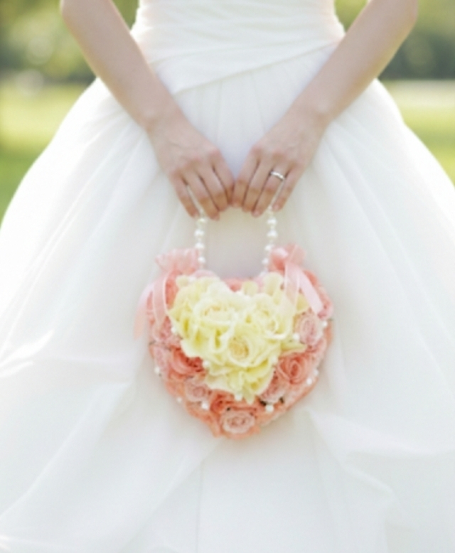 ソフトオレンジ＆サーモンピンク、ソフトイエローのダブルハートのバッグブーケ