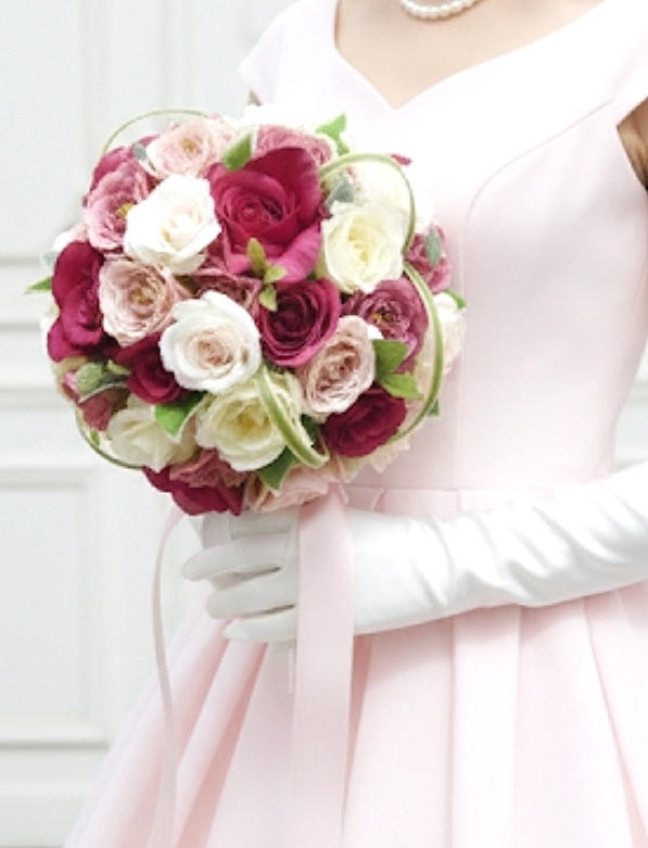 ビビッドピンク＆ソフトピンク＆白い薔薇のキュートなラウンドブーケ