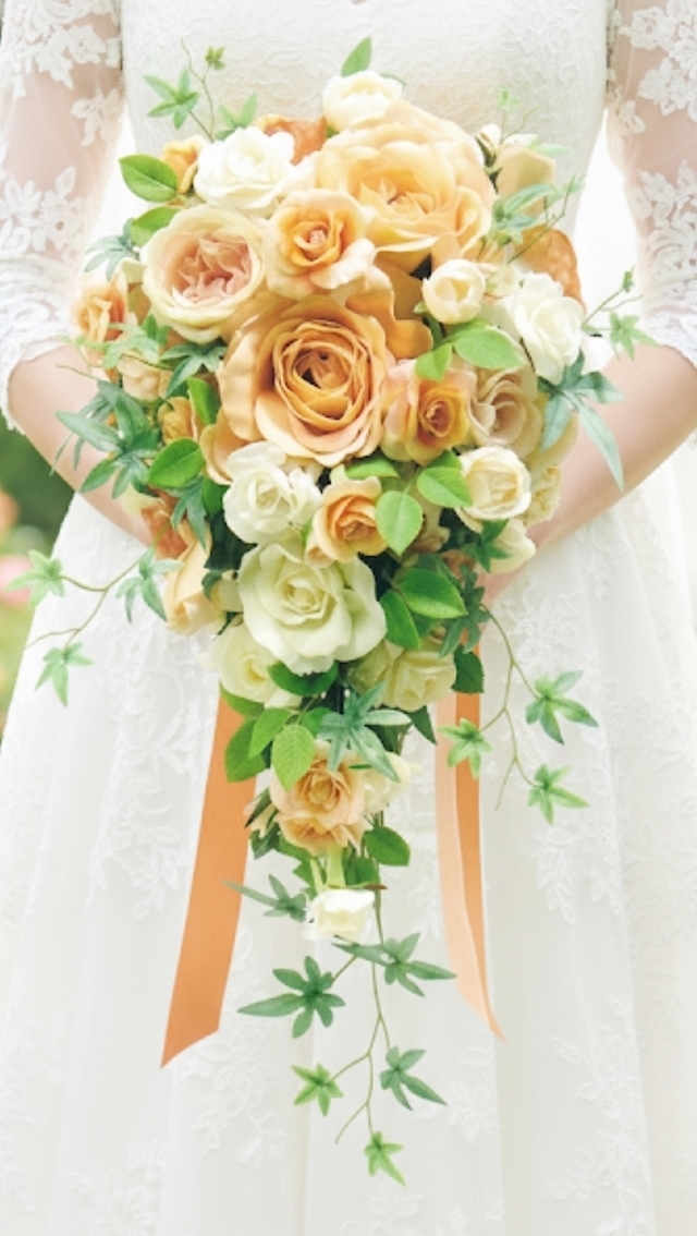 オレンジ＆クリームホワイトの薔薇のナチュラルなショートキャスケードブーケ