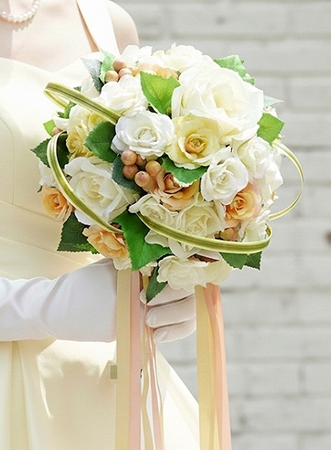 オフホワイト＆イエロー＆オレンジの薔薇・実の物の優しいラウンドブーケ