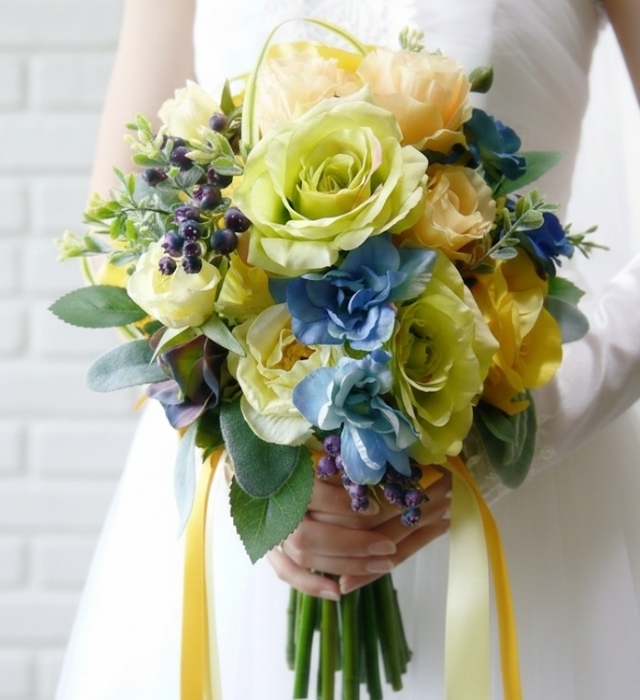 グリーン＆イエローの薔薇、ブルー・パープル小花のクラッチブーケ