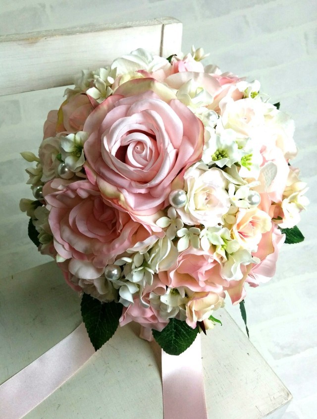 ソフトピンク＆ベビーピンク＆白い小花のふんわり優しいラウンドブーケ