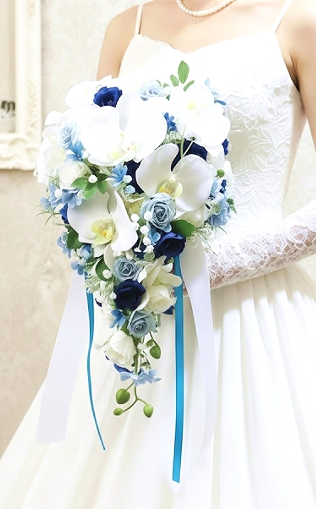 胡蝶蘭＆蘭とブルー小花のショ ートキャスケードブーケ　ウエディングブーケ（造花）