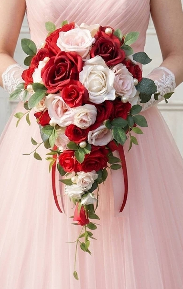 赤薔薇＆ペールピンク＆オフホワイトの薔薇のショートキャスケードブーケ｜造花ウエディング