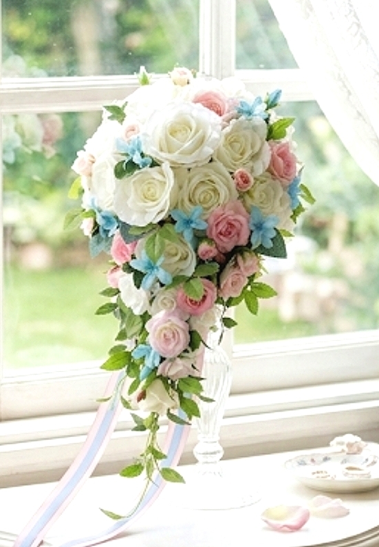 白薔薇＆ピンクのミニバラ＆ブルースターのショートキャスケードブーケ