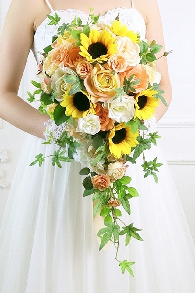  オトナスタイルの向日葵＆薔薇のセミロングキャスケードブーケ｜造花ウエディングブーケ