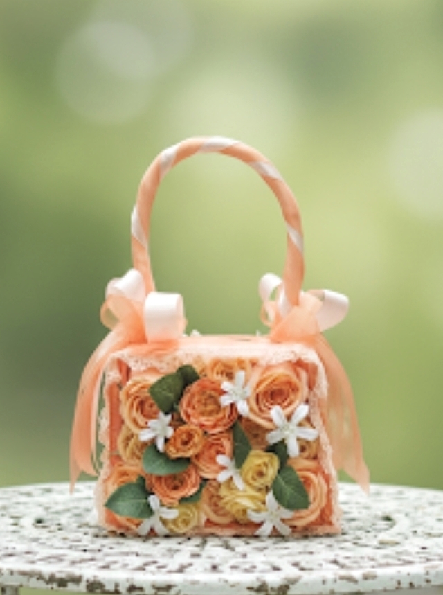 オレンジ＆イエローの薔薇・サテン地のロマンティックなハンドバッグブーケ