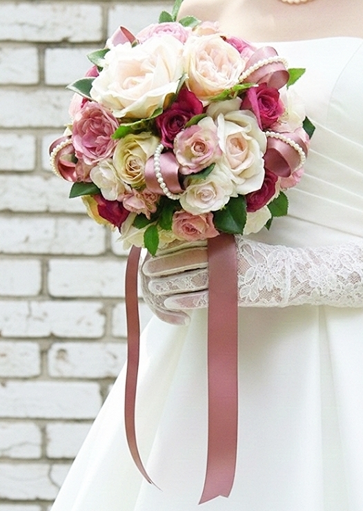 ピンクグラデーションの薔薇＆リボン・パール使いのフェミニンなラウンドブーケ