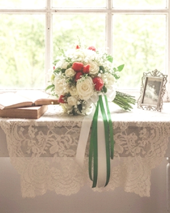 苺と薔薇&カスミ草のふんわり可憐なクラッチブーケ