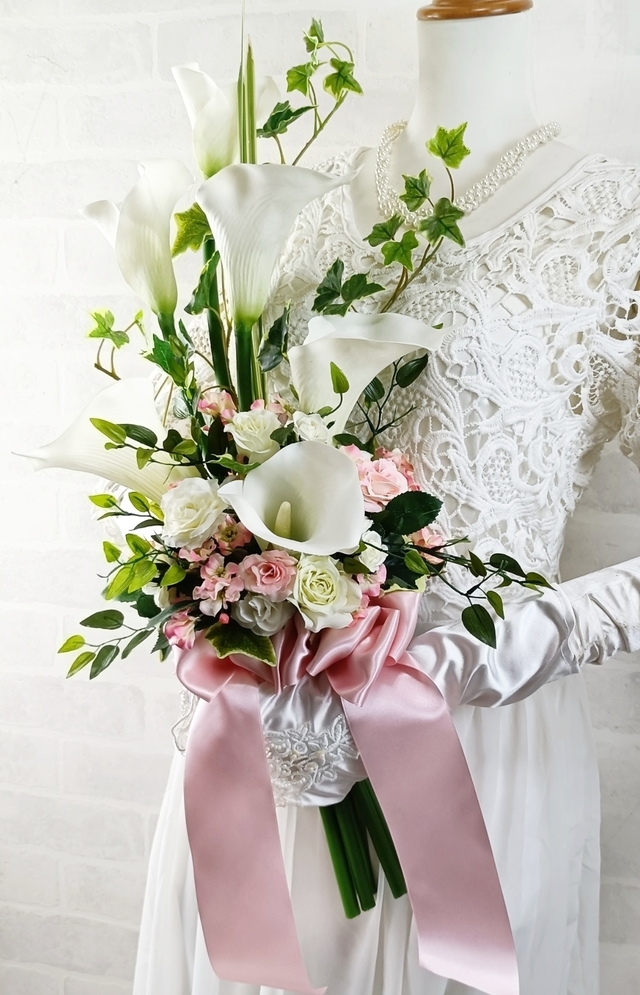 白いカラー＆ブルスター・ミニバラのナチュラルアームブーケ