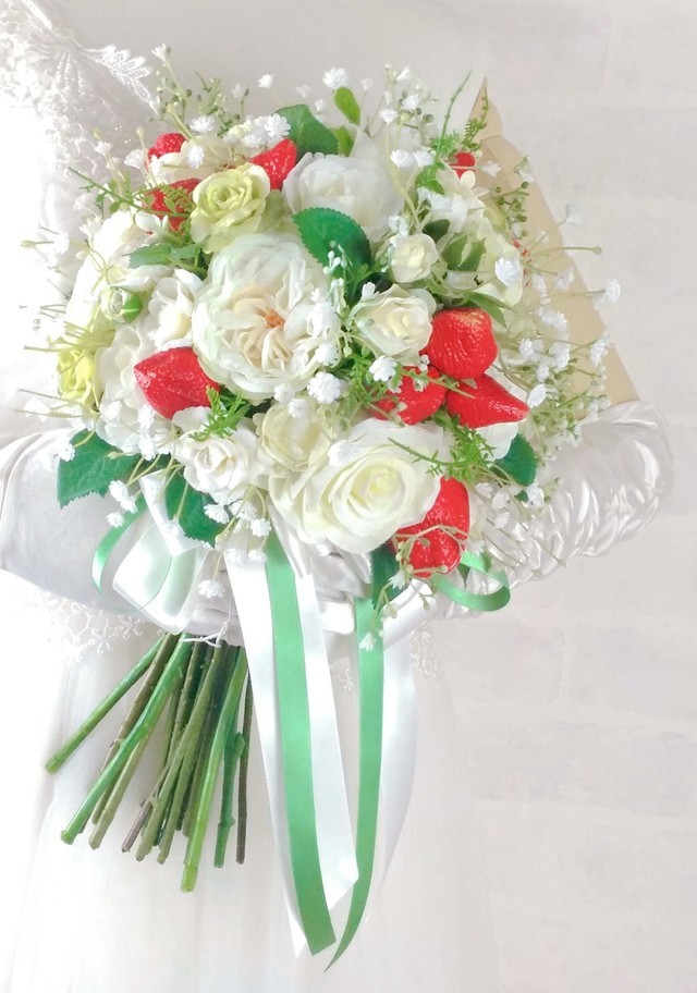 苺と薔薇＆カスミ草のふんわり可憐なクラッチブー