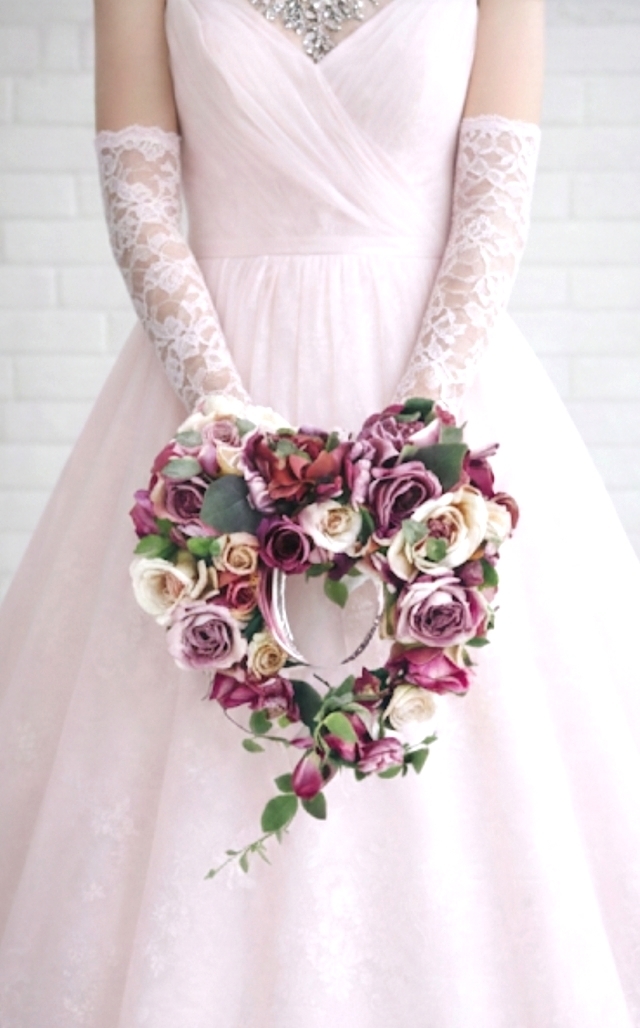 ピンクグラデーションのラグジュアリーなハートのリースブ―ケ