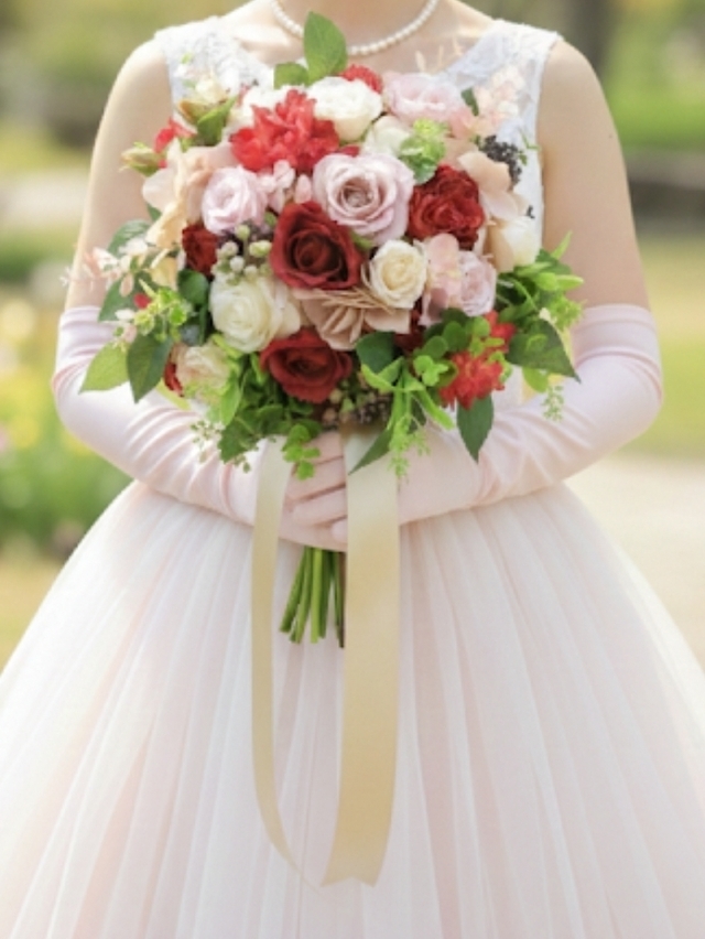 レッド・ホワイト・モーブピンクの薔薇の大人エレガントなクラッチブーケ