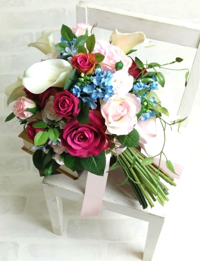 カラー＆薔薇＆ブルーの小花のフェミニンなクラッチブーケ