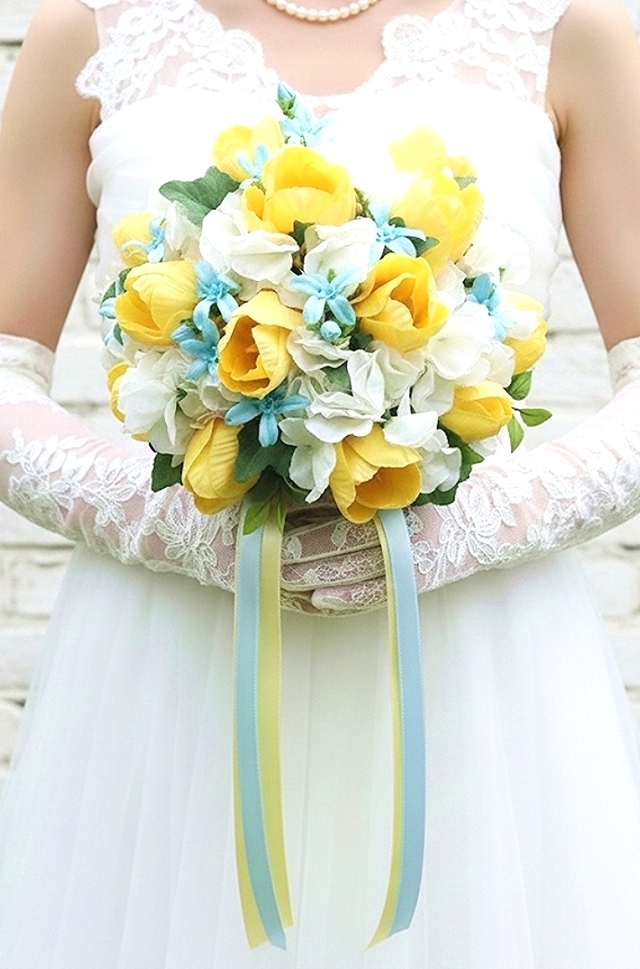 イエローチューリップ＆スィートピー＆ブルースターのナチュラルなラウンドブーケ