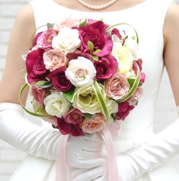 ビビッドピンク＆ソフトピンク＆白い薔薇のキュートなラウンドブーケ