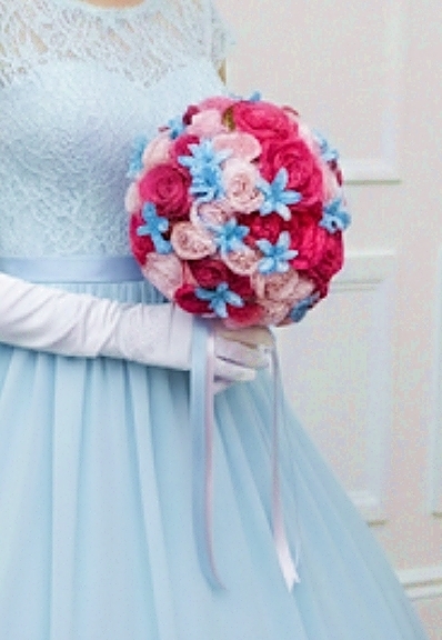 赤いリボンの子猫のラウンドブーケ