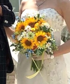 ヒマワリ＆鈴蘭の大人可愛いクラッチブーケ