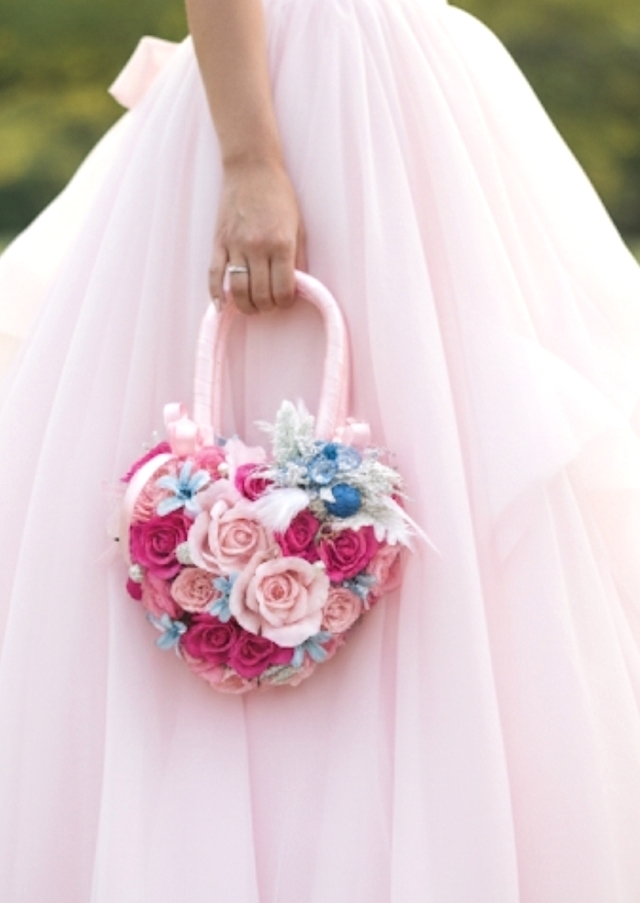 キラキラパールビーズ付き、ピンクの薔薇＆ブルースターのハートのバッグブーケ