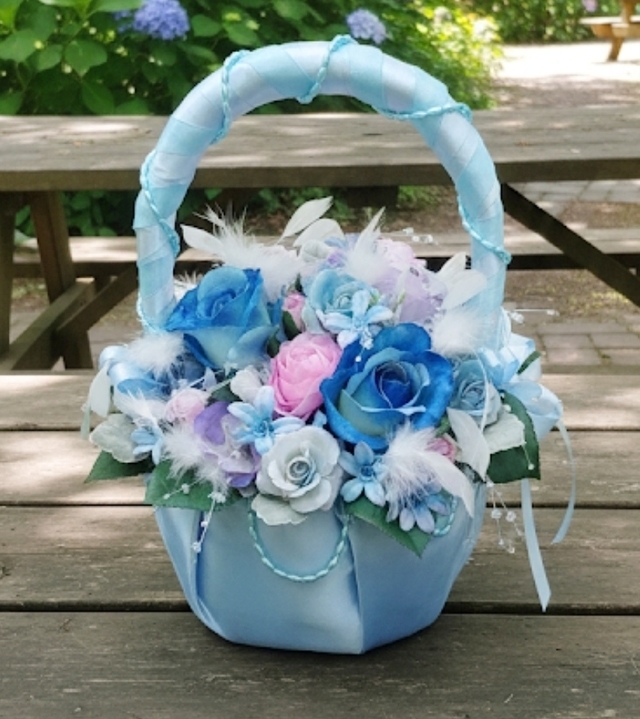 青＆パープルグラデーションのサテン地のふっくらバスケットブーケ