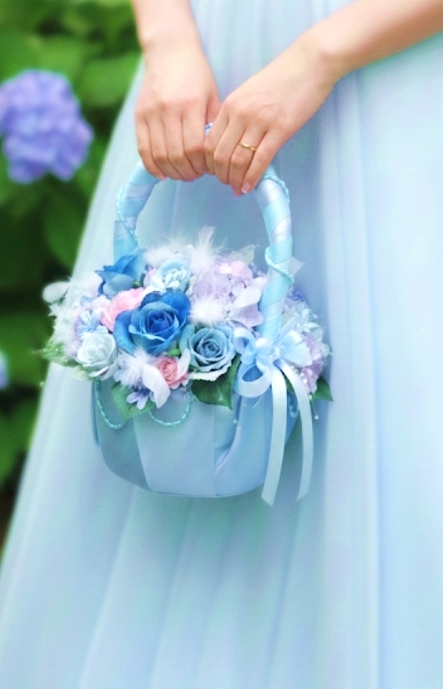 ブルー系サテン地のふっくらバスケットブーケ