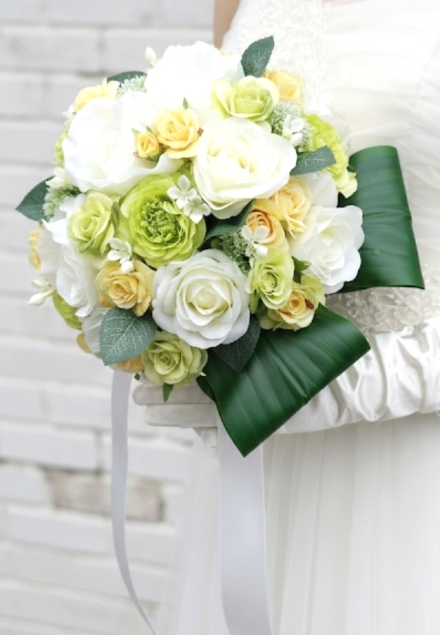 白薔薇とグリーンのラナンキュラス＆レモンイエローのミニ薔薇のラウンドブーケ