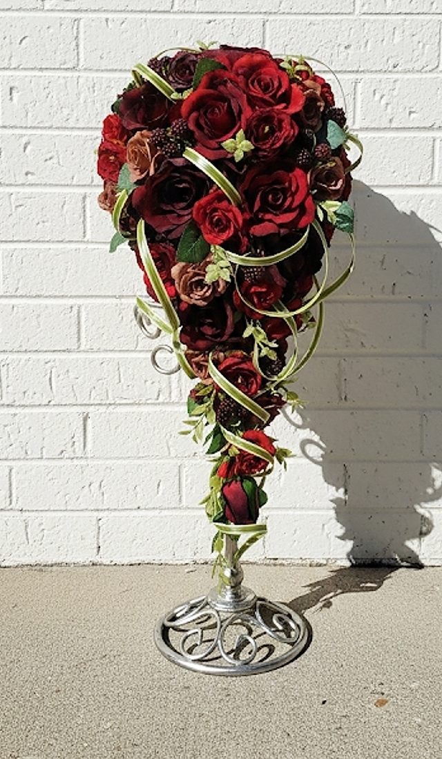 赤＆ボルドー＆ベージュの薔薇のシックなキャスケードブーケ