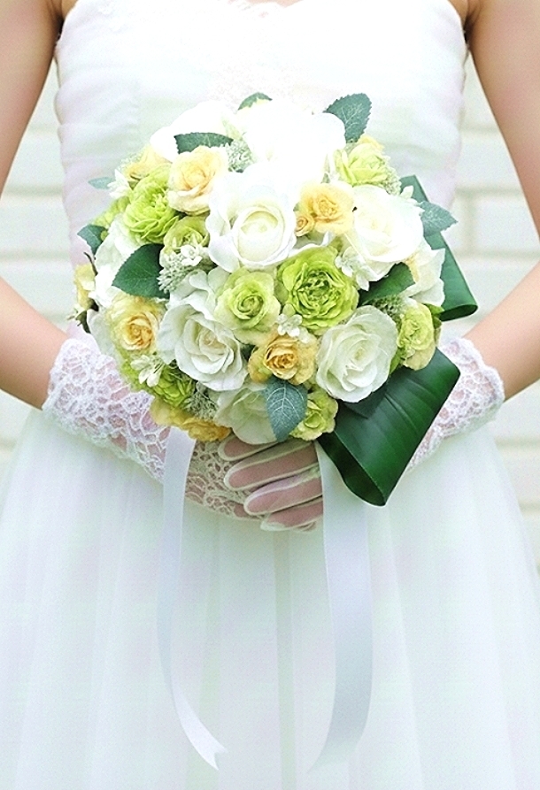 白薔薇とグリーンのラナンキュラス＆レモンイエローのミニ薔薇のラウンドブーケ
