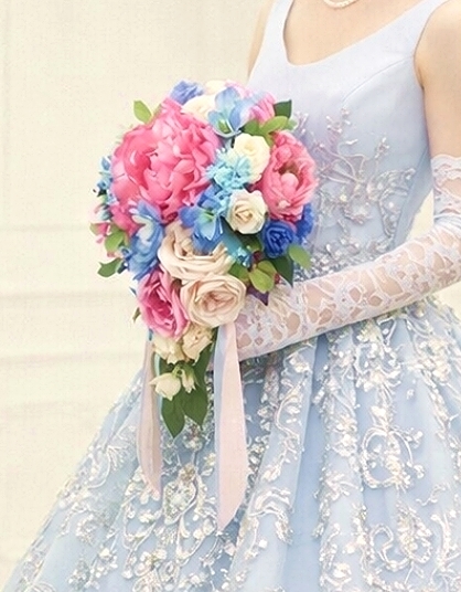 芍薬とデルフィニウム＆薔薇の華やかティアドロップブーケ