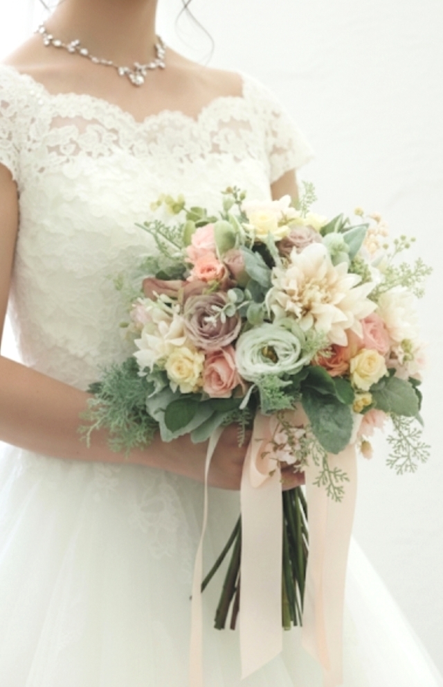 クリームベージュのダリア＆大人パステルのクラッチブーケ