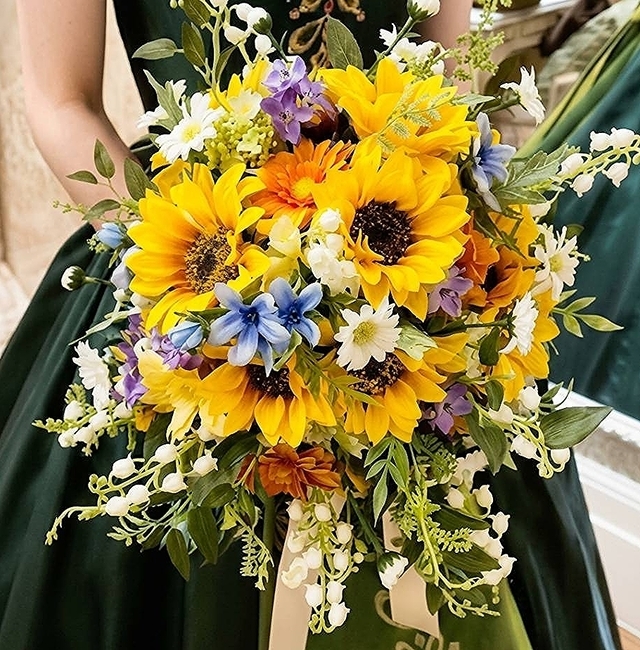 ヒマワリ＆鈴蘭の大人可愛いクラッチブーケ