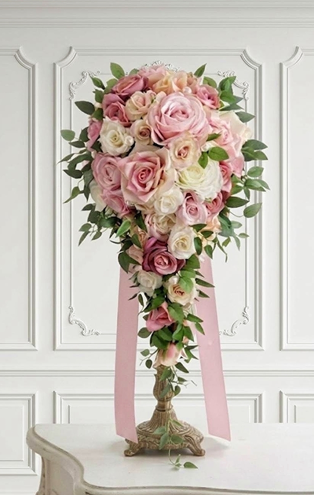 エレガントなニュアンス大人ピンクののキャスケードブーケ｜造花ウエディング