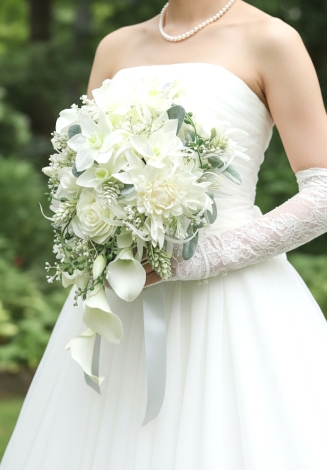 ダリア＆カラー＆ユーチャリス＆薔薇のフリースタイルブーケ