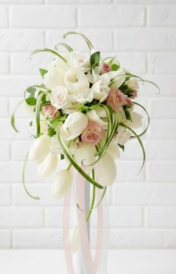 白いチューリップ＆ピンクのミニ薔薇のフリースタイルブーケ