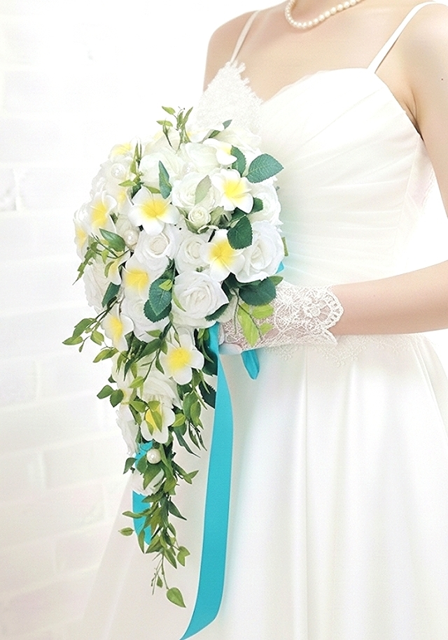 可憐なプルメリア＆薔薇のセミロングキャスケードブーケ