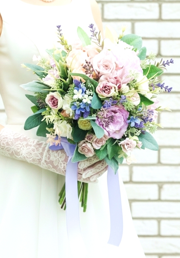 トルコキキョウ&薔薇のナチュラルフェミニンなクラッチブーケ