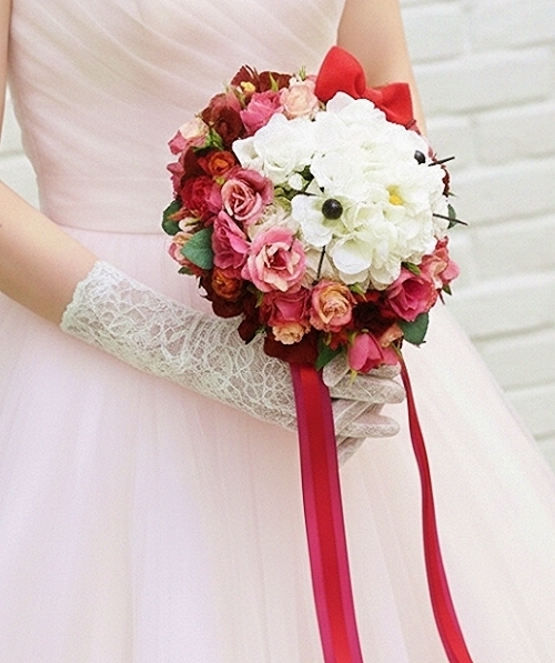 赤いリボンの子猫のラウンドブーケ