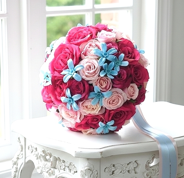 ピンク濃淡の薔薇&ブルースターのキュートなラウンドブーケ