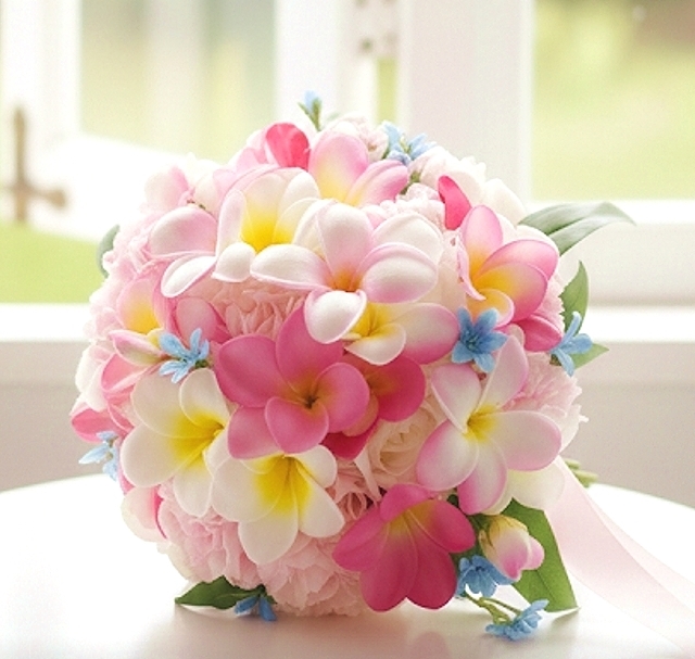 ホワイト・濃淡ピンクのプルメリア&芍薬＆薔薇のキュートなラウンドブーケ