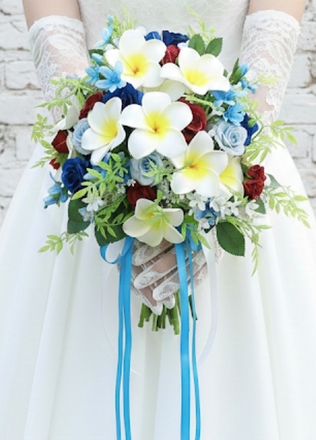 プルメリア&ブルーグラデ・赤いミニバラのクラッチブーケ