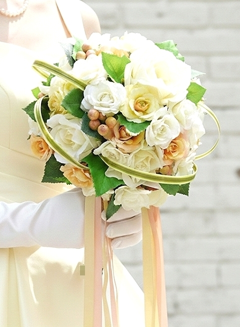 オフホワイト&イエロー&オレンジの薔薇・実の物の優しいラウンドブーケ