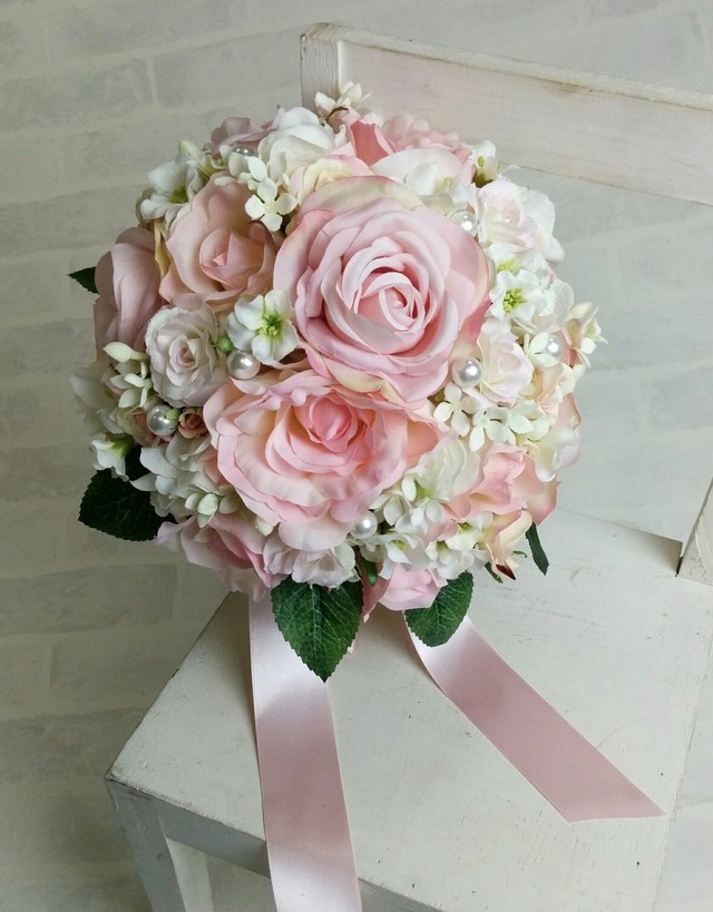 ソフトピンク＆ベビーピンク＆白い小花のふんわり優しいラウンドブーケ