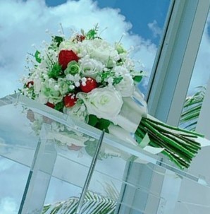 苺と薔薇&カスミ草のふんわり可憐なクラッチブーケ