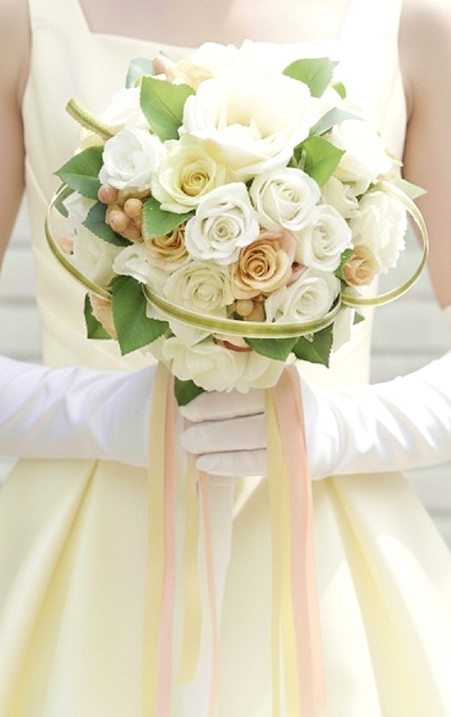 オフホワイト&イエロー&オレンジの薔薇・実の物の優しいラウンドブーケ