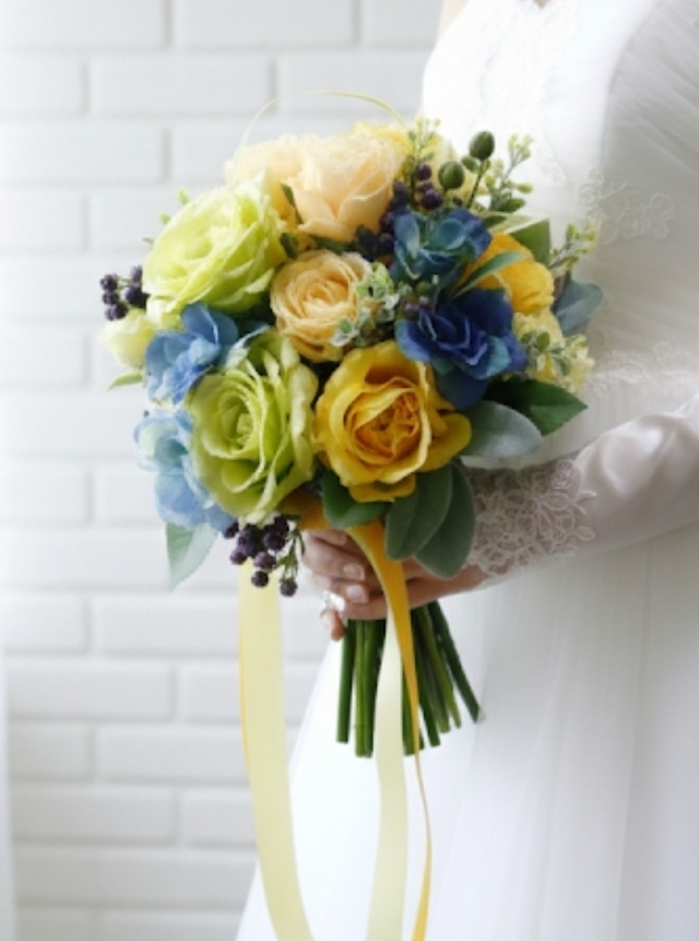 グリーン＆イエローの薔薇、ブルー・パープル小花のクラッチブーケ